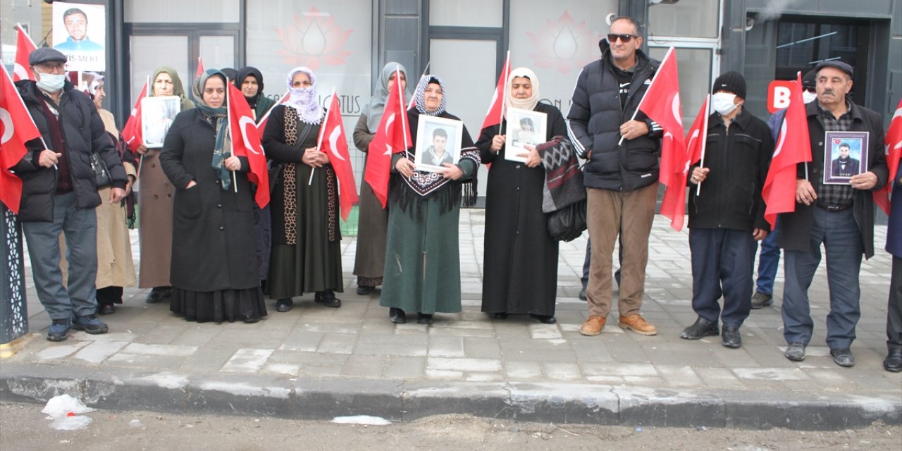 Vanlı aileler DEM Parti İl Başkanlığı önündeki eylemlerini sürdürdü