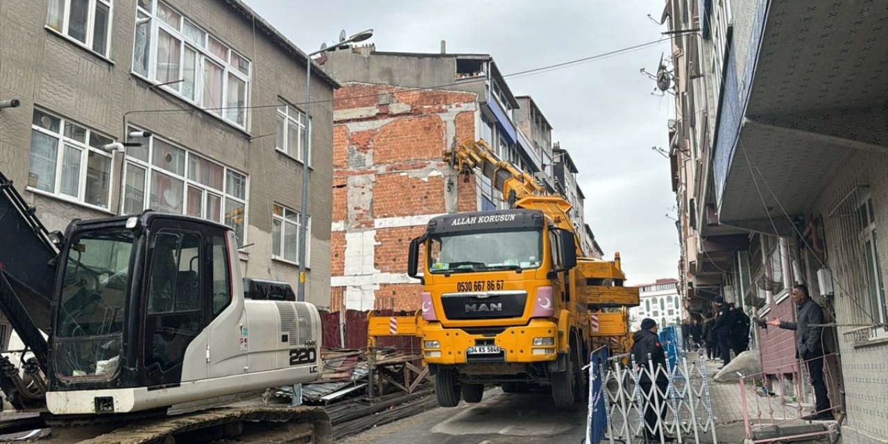 GÜNCELLEME - Gaziosmanpaşa'da inşaat çalışması sırasında 2 binanın temelinde kayma yaşandı