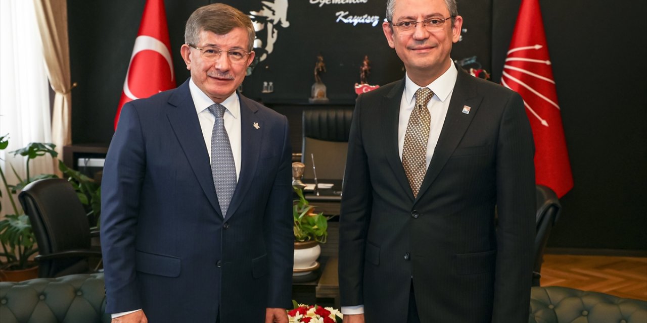 CHP Genel Başkanı Özel, Gelecek Partisi Genel Başkanı Davutoğlu ile görüştü