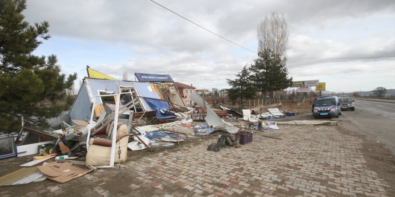 Konya'da öfkeli müşteri iş makinesiyle restoran ve büfeyi yıktı