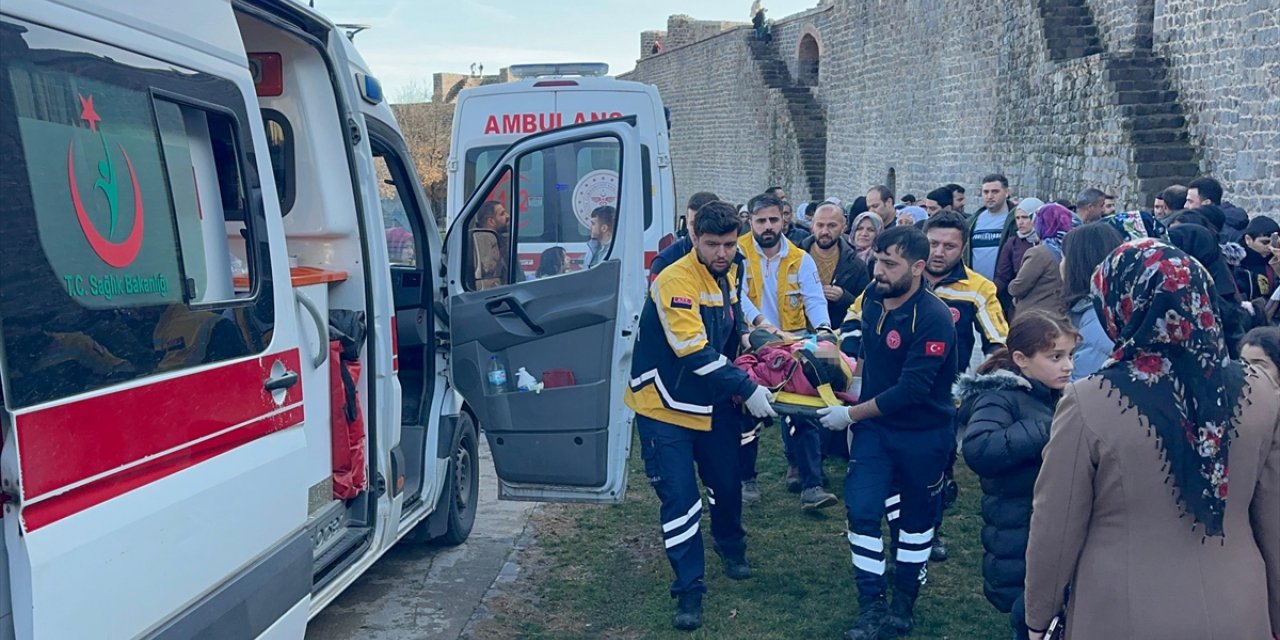 Diyarbakır Surları'ndan düşen çocuk ağır yaralandı