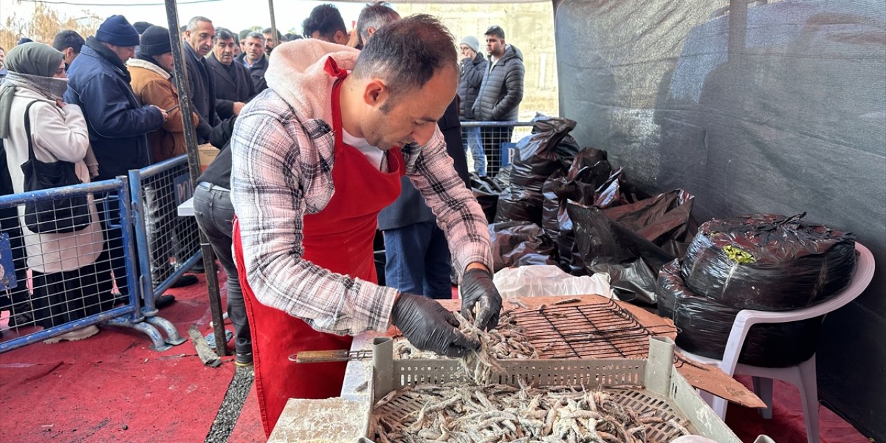 Van'daki fuarda vatandaşlara 1 ton hamsi dağıtıldı