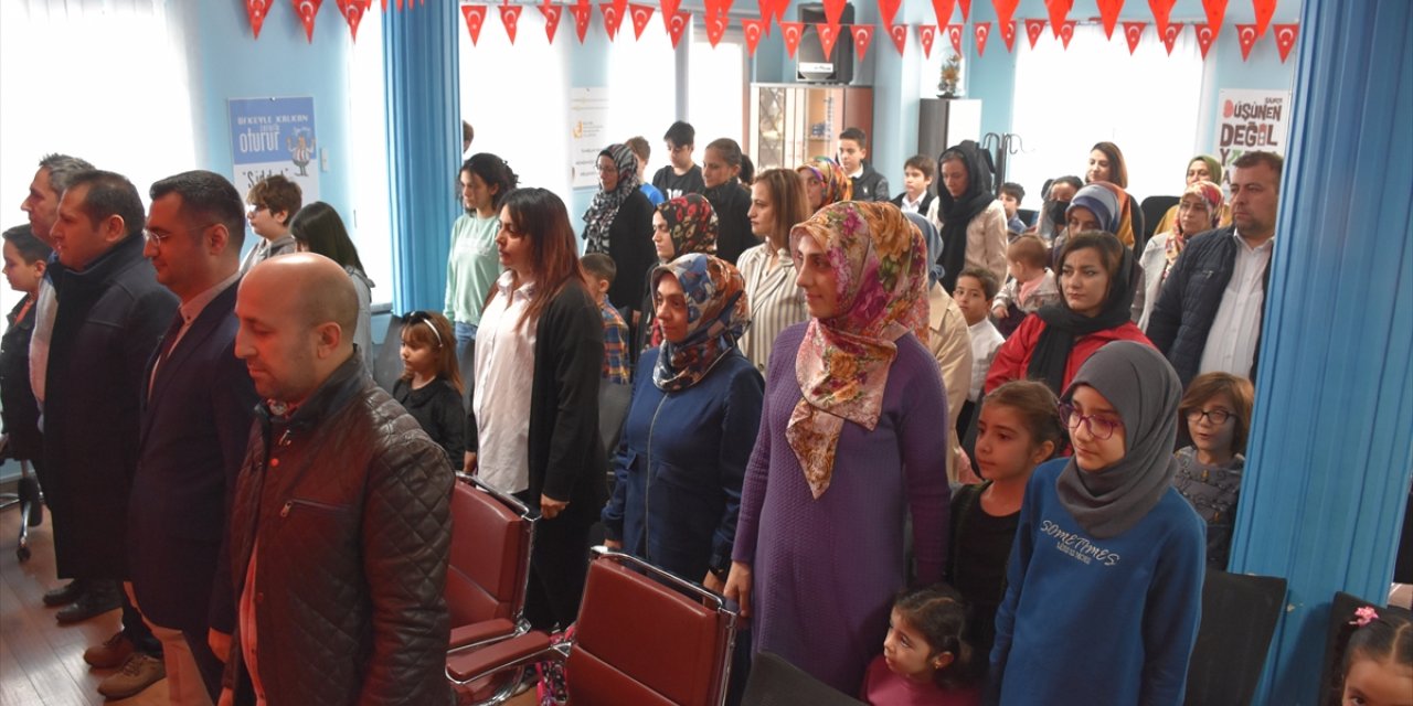 Tahran Türk İlköğretim Okulu öğrencileri karnelerini aldı