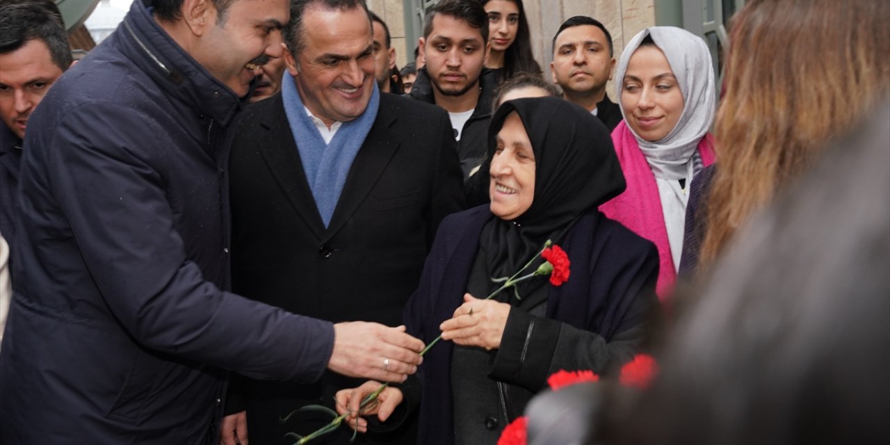 İBB Başkan adayı Kurum, Beyoğlu'nda kilise ve esnaf ziyaretinde bulundu