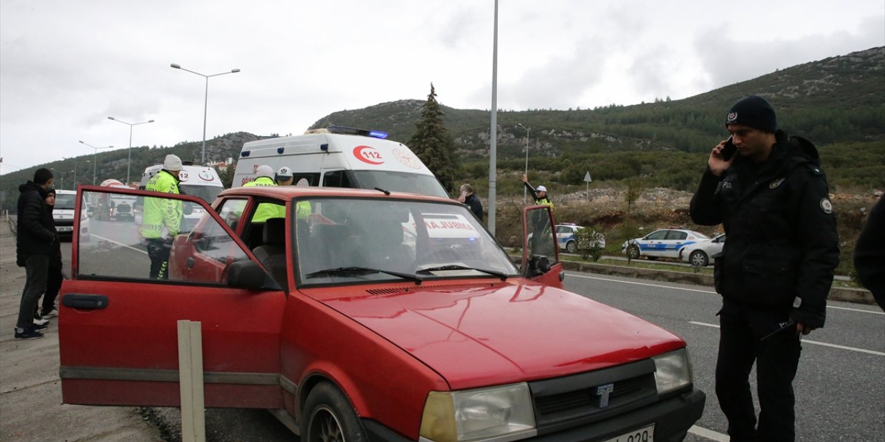 Muğla'da kamyonetin çarptığı 2 kişiden 1'i öldü