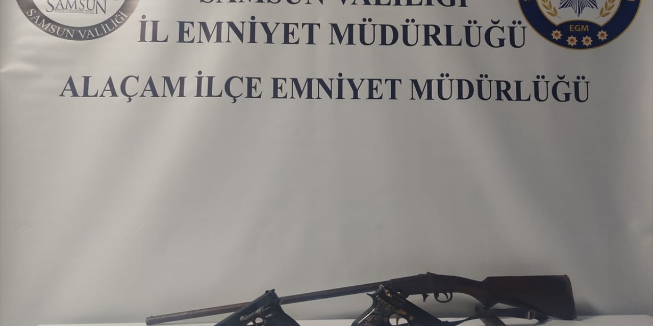 Samsun'da iki evde 4 silah ele geçirildi