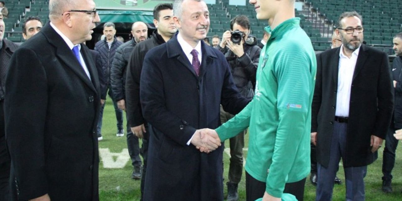 Kocaeli Büyükşehir Belediye Başkanı Büyükakın'dan Kocaelispor antrenmanına ziyaret