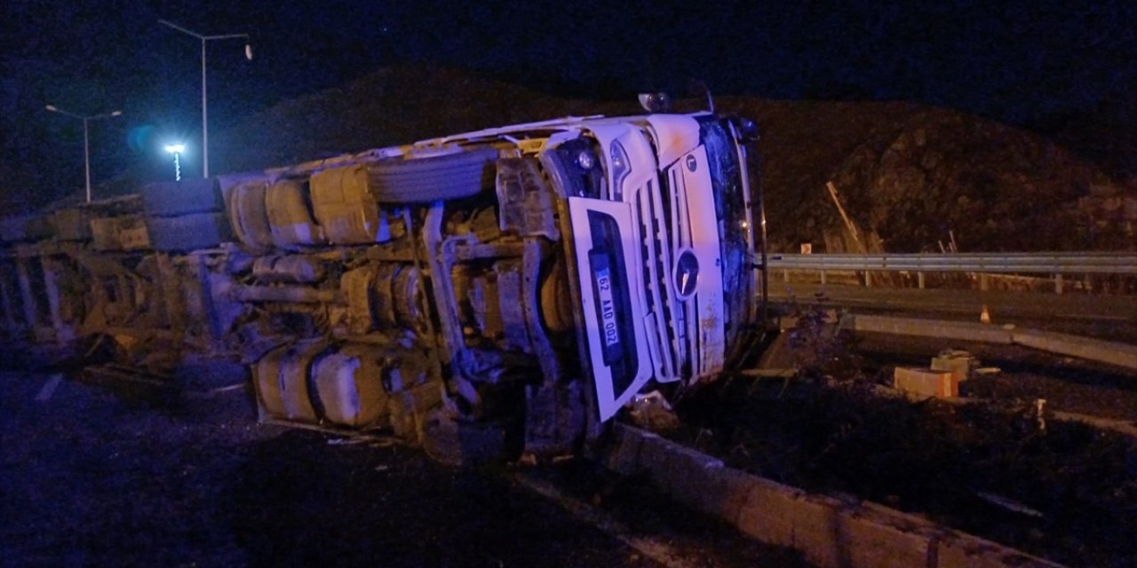 Elazığ'da devrilen tır nedeniyle ulaşım aksadı