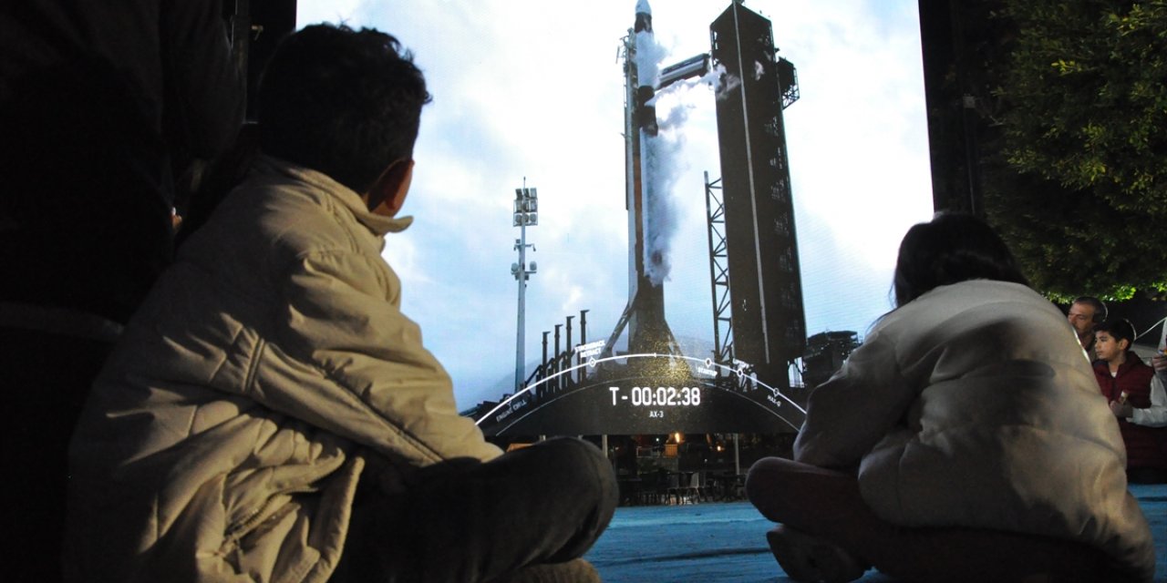 Türkiye'nin ilk astronotu Gezeravcı'nın hemşehrileri, uzay yolculuğunu dev ekranlardan takip etti