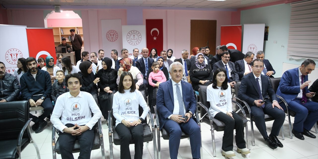 Muş Valisi Çakır ve projeleri uzayda test edilecek öğrenciler, Gezeravcı'nın yolculuğunu izledi