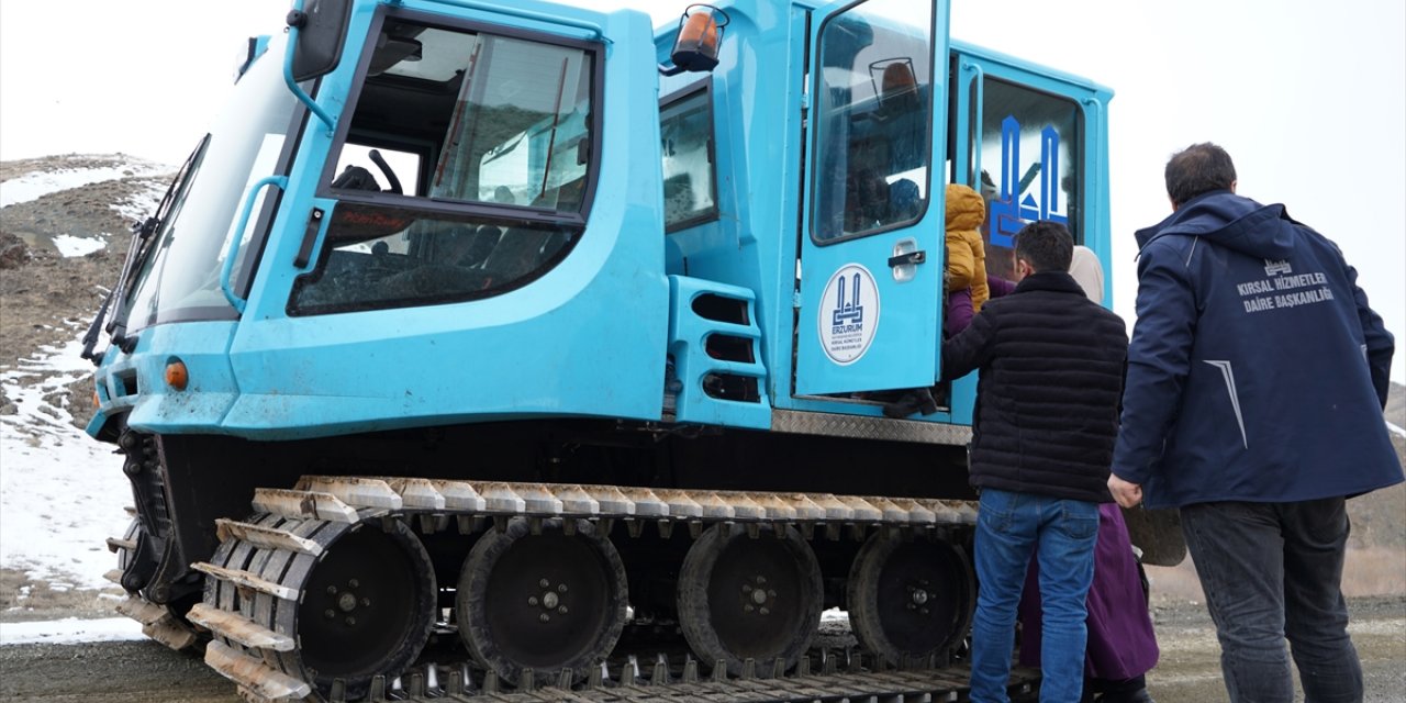 Erzurum'da kar nedeniyle yolda mahsur kalan öğrenciler snowtrackla evlerine ulaştırıldı