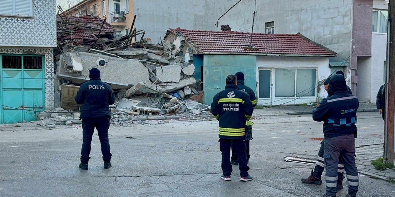 Eskişehir'de kullanılmayan iki katlı bina çöktü