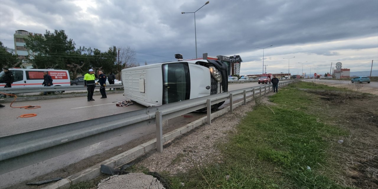 Amasya'da devrilen minibüsün sürücüsü hayatını kaybetti