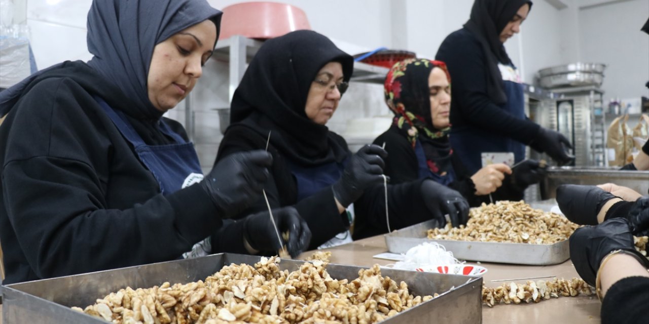 Yalova'da yetişen meyveler kadınların elinde katma değerli ürüne dönüşüyor