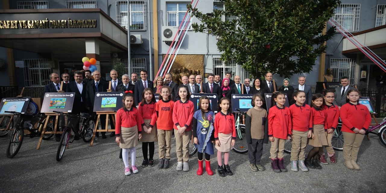 Adalet Bakanı Yılmaz Tunç, Bursa'da öğrencilere karne dağıttı