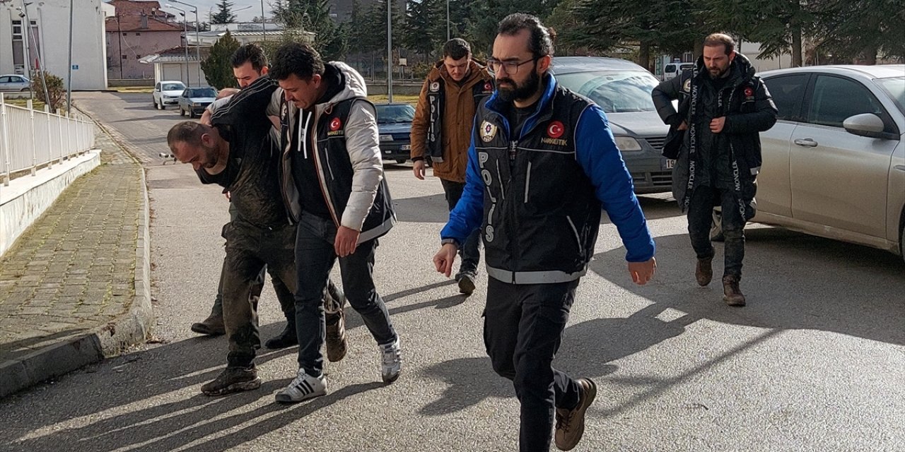 GÜNCELLEME - Çorum'da polise çarpıp kaçan uyuşturucu zanlıları kovalamacayla yakalandı