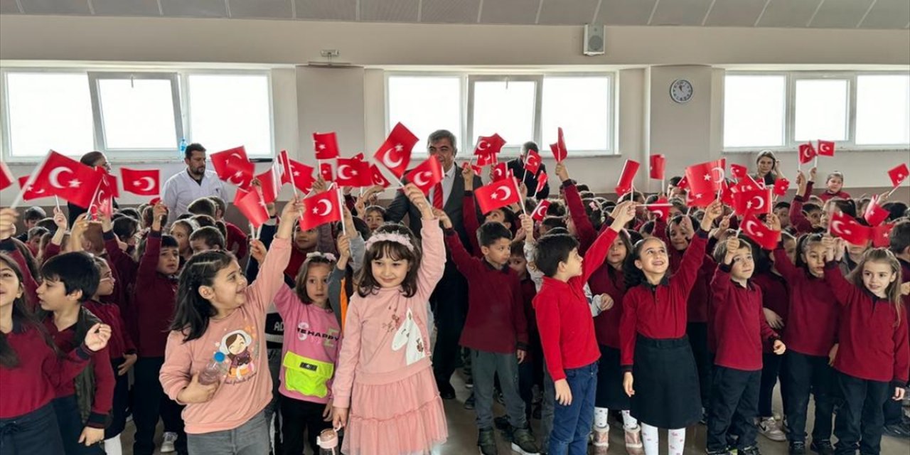 Konya ve çevre illerde öğrenciler karnelerini aldı