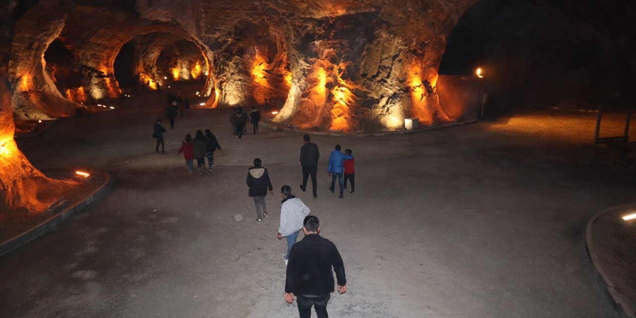 Iğdır'da köy çocukları ilçelerindeki tuz mağaralarını ilk kez gezdi