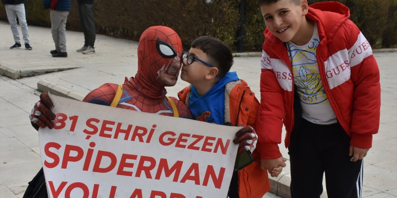 Malatya'da "örümcek adam" kıyafetli kişi depremzede çocukların yüzünü güldürdü