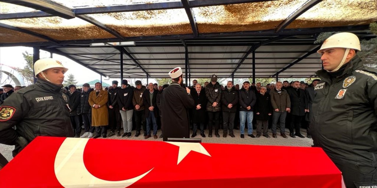 Niğde'de trafik kazasında ölen polis memurunun cenazesi Aksaray'da toprağa verildi