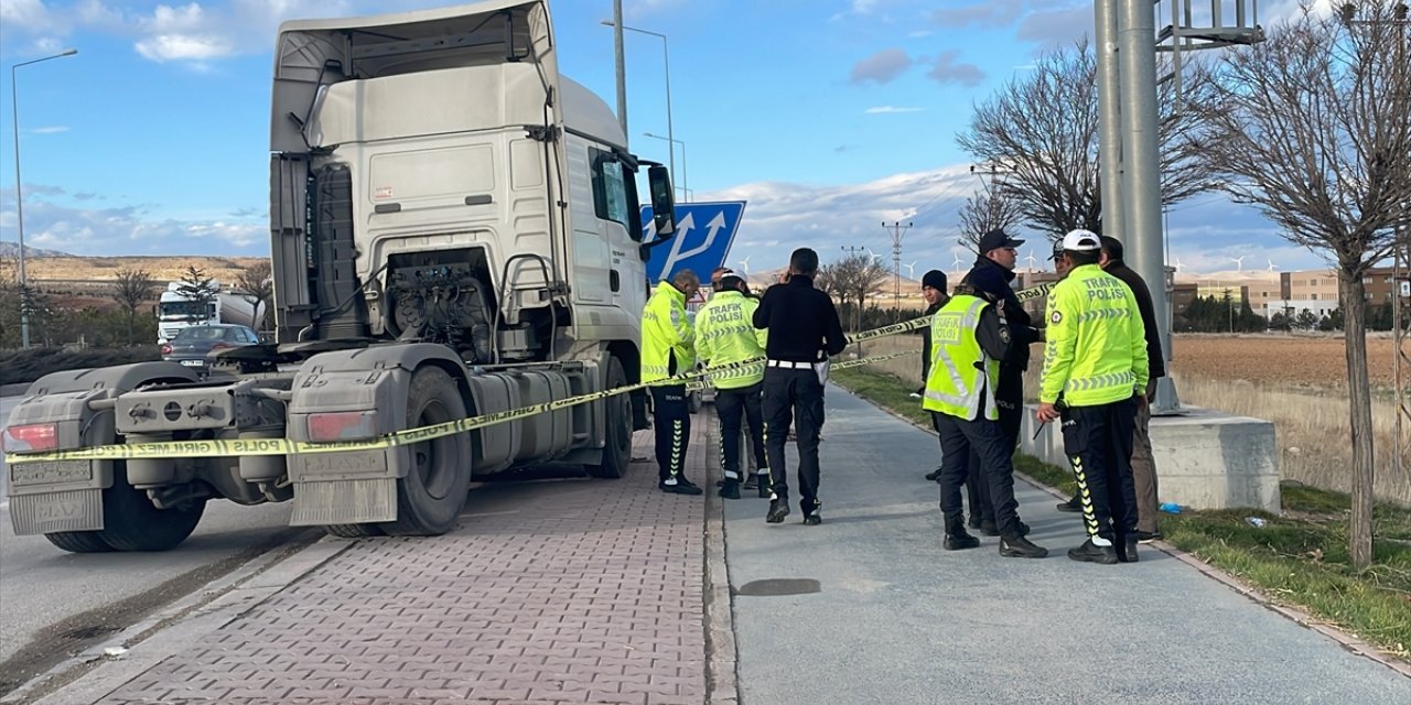 Konya'da çekicinin çarptığı tabela başına isabet eden kişi ağır yaralandı