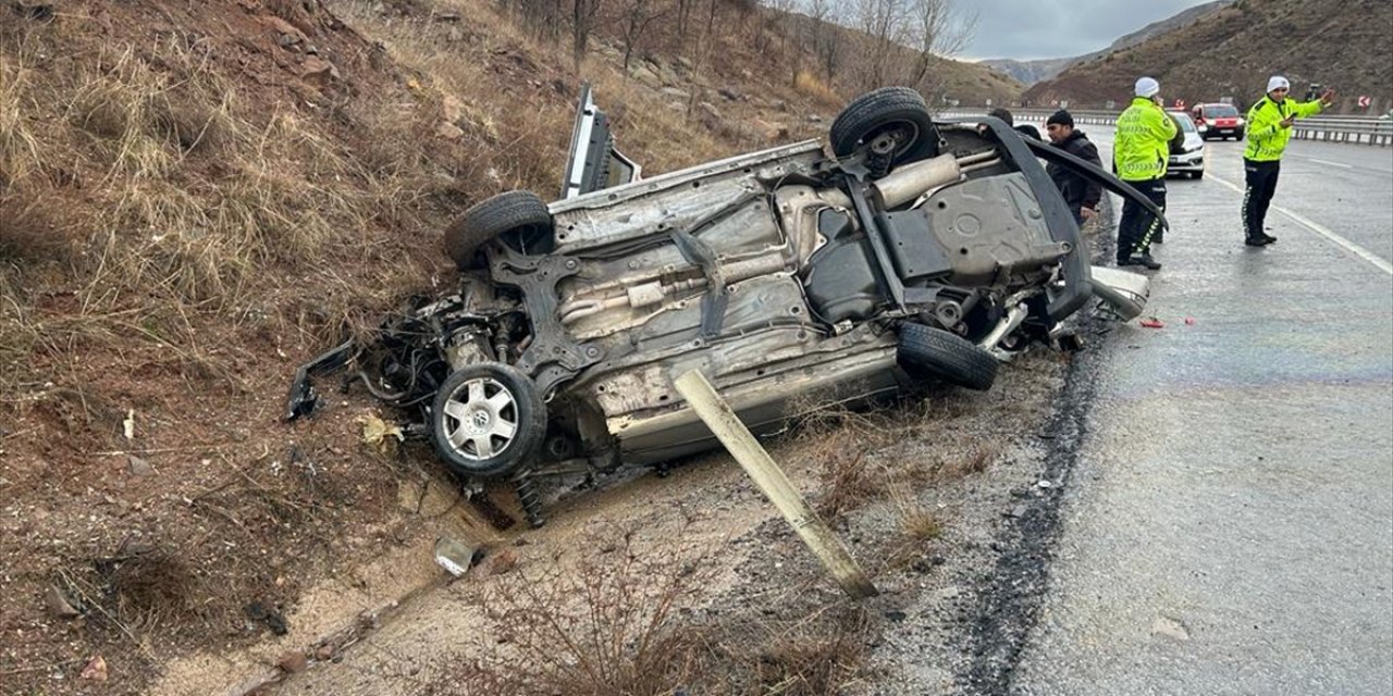 Sivas'ta devrilen otomobilin sürücüsü yaralandı