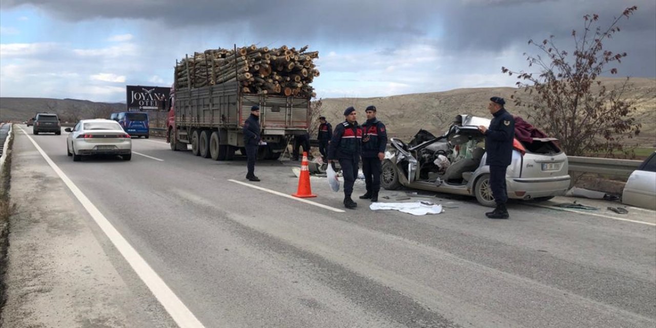 Çankırı'da kamyona arkadan çarpan otomobilin sürücüsü öldü