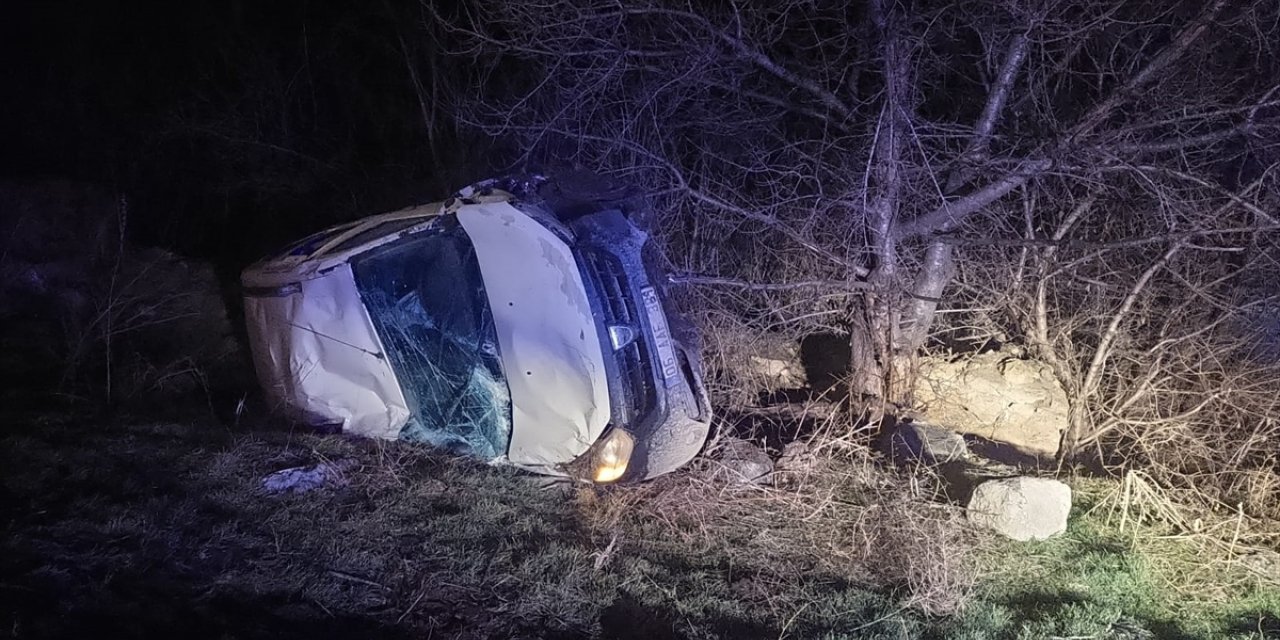 Tokat'ta devrilen otomobildeki 2 kişi yaralandı