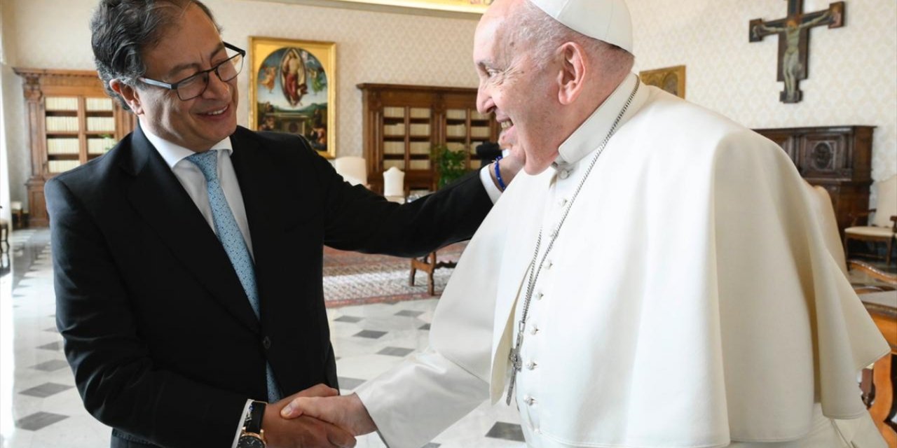 Kolombiya Cumhurbaşkanı Petro, Vatikan’da Papa Franciscus ile bir araya geldi