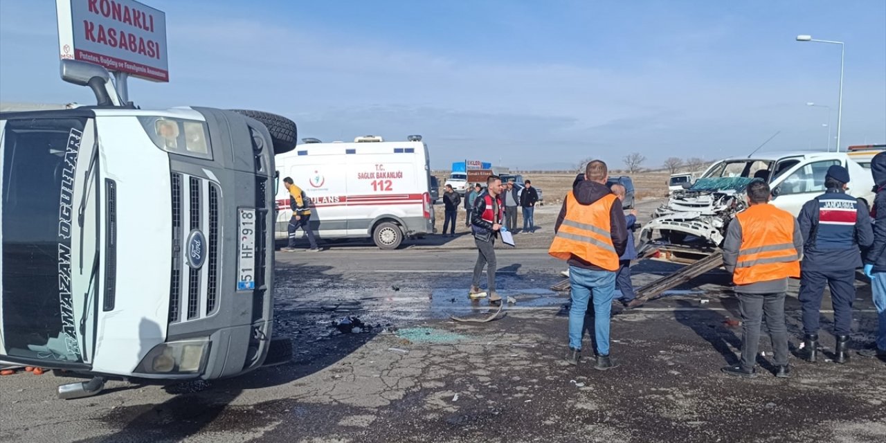 Niğde'de kamyonet ile otomobilin çarpıştığı kazada bir kişi öldü, 5 kişi yaralandı