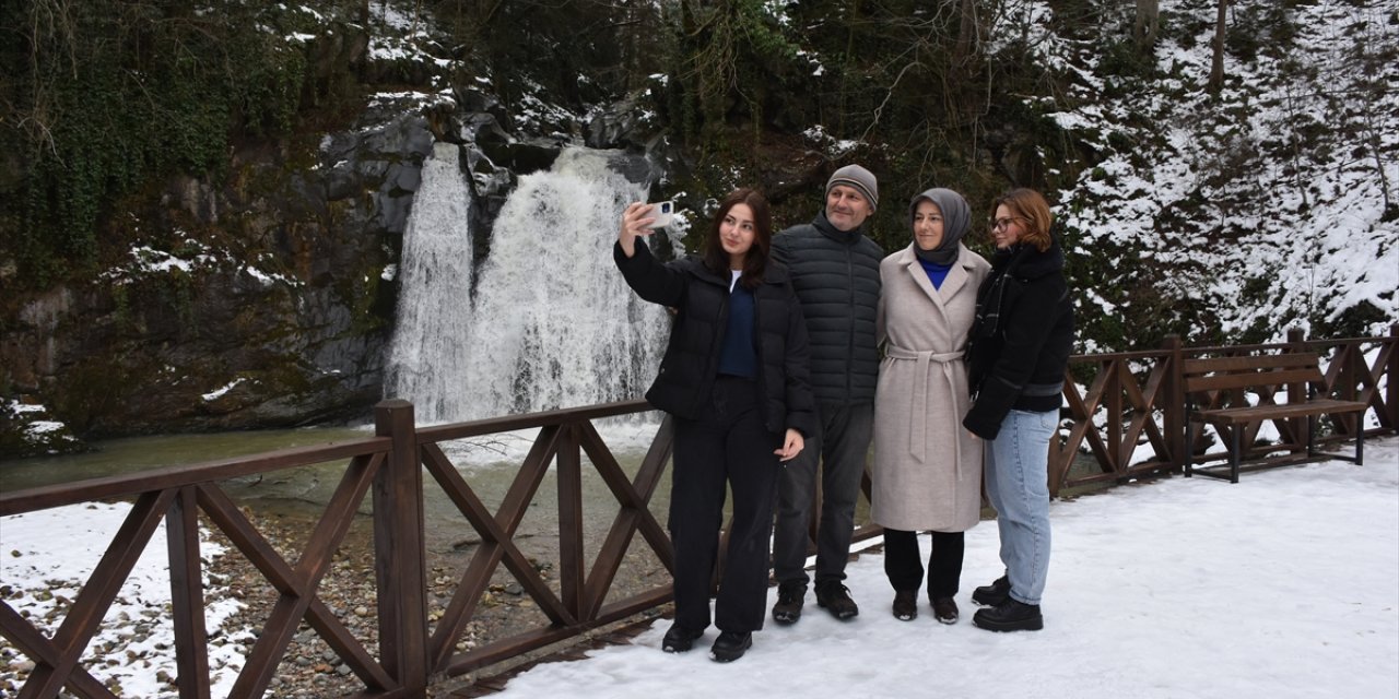Trabzon'daki Canikdere Şelalesi kışın yerli turistlerin vazgeçilmezi oldu