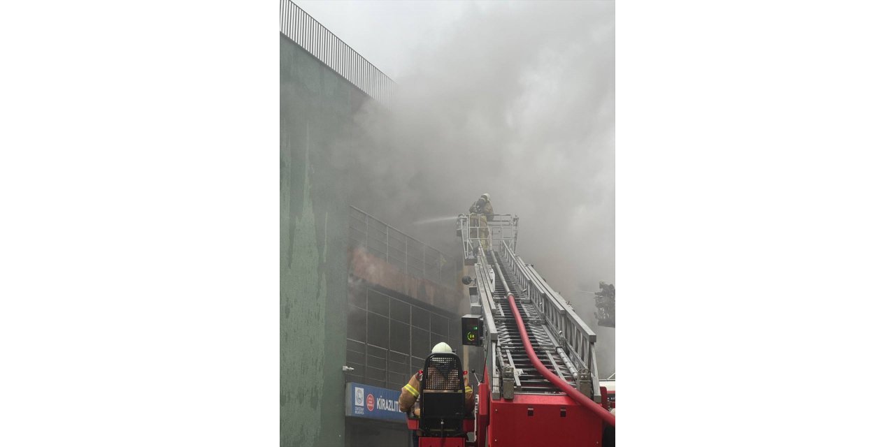 Üsküdar'da katlı otoparkta çıkan yangına müdahale ediliyor