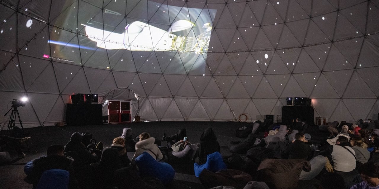 Türkiye'nin ilk astronotu Gezeravcı'yı taşıyan uzay aracının "kenetlenmesi" İstanbul'da takip edildi