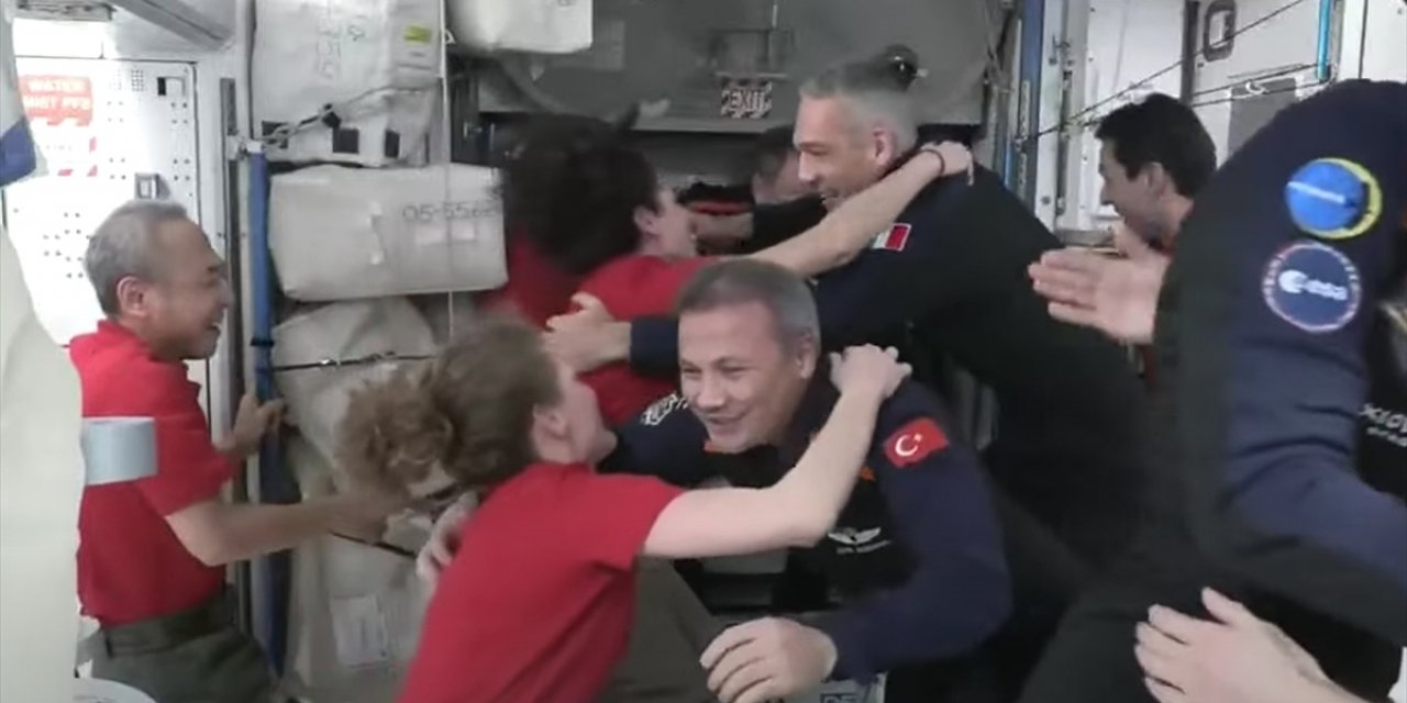 İlk Türk astronot Gezeravcı'nın da yer aldığı Ax-3 ekibi istasyona giriş yaptı