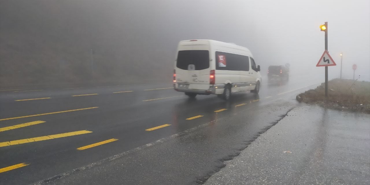 Bolu Dağı'nda sis ve sağanak etkili oldu