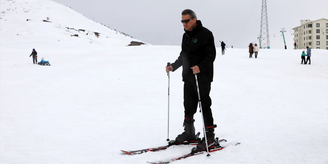 Bitlis Valisi Karaömeroğlu, El-Aman Hanı Kayak Merkezi'nde incelemede bulundu