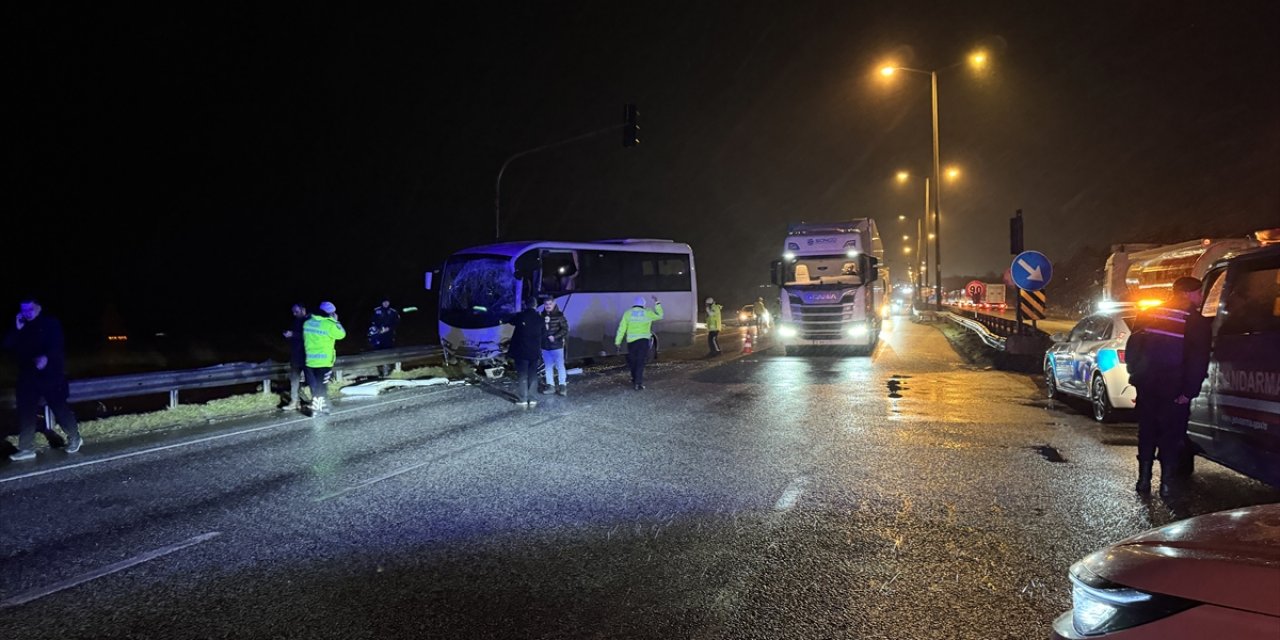 Edirne'de polis servis aracıyla otobüsün çarpışması sonucu 11 kişi yaralandı