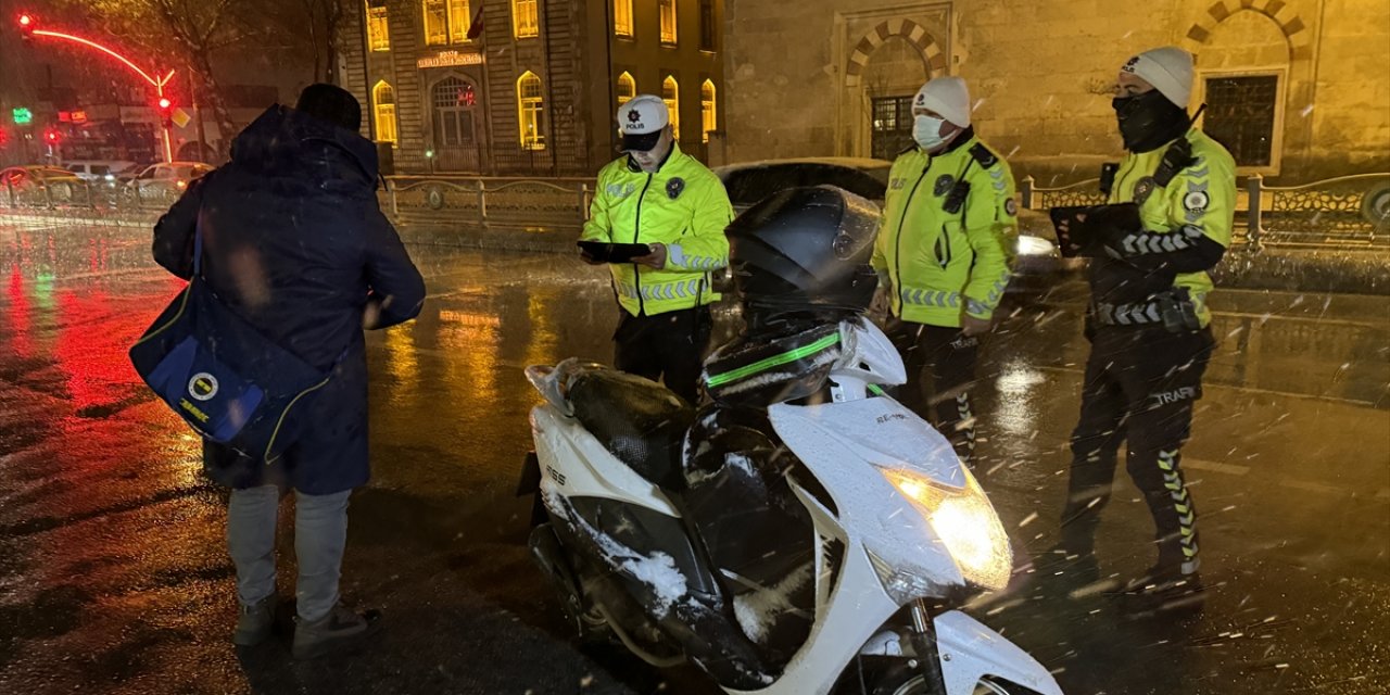 Edirne'de kar nedeniyle trafiğe çıkışı yasaklanan motosikletlere yönelik denetim yapıldı