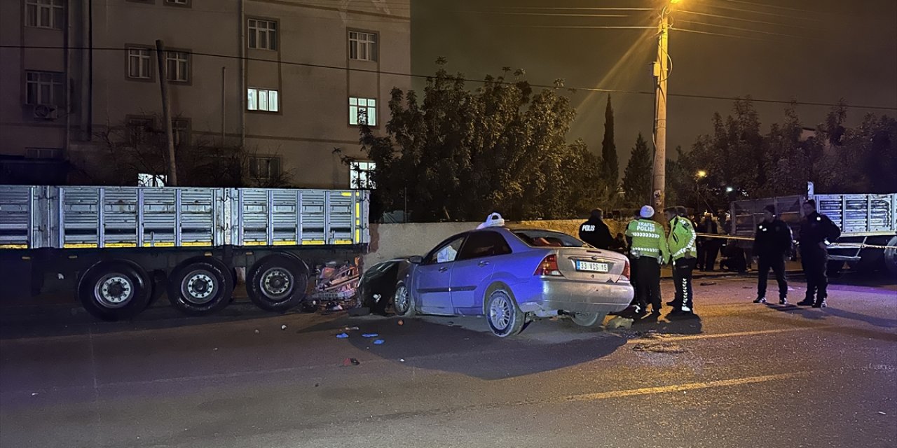 Adana'da park halindeki tıra çarpan otomobildeki 2 kişi öldü