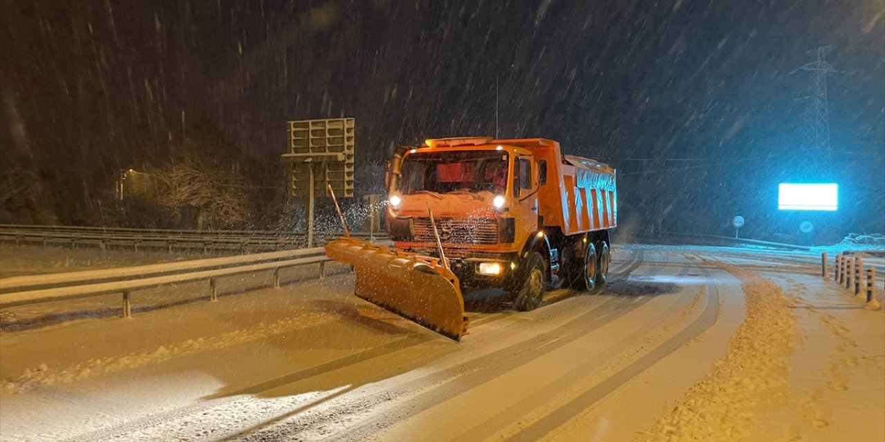 Bolu Dağı'nda kar yağışı etkili oluyor