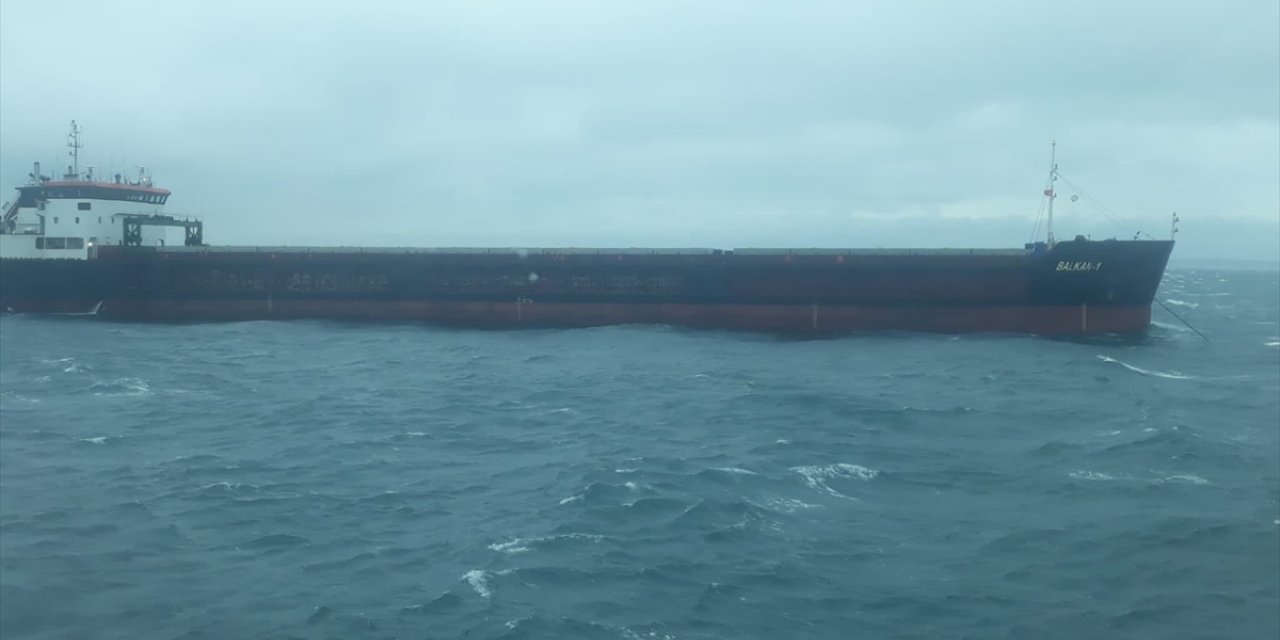 Çanakkale Boğazı'nda arızalanan gemi güvenli bölgeye demirletildi