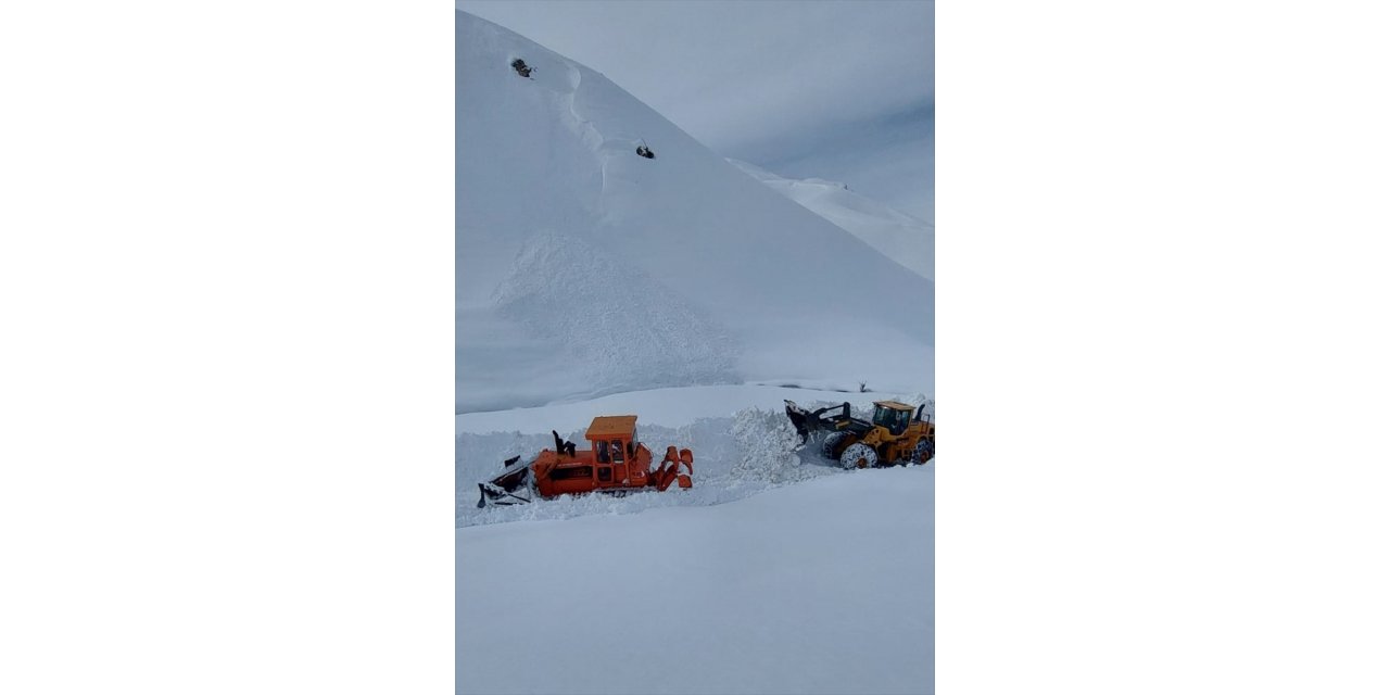 Hakkari'de kar kalınlığının 5 metreyi bulduğu bölgede çalışmalar sürüyor