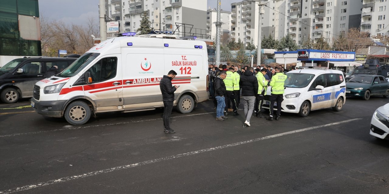Diyarbakır'da hafif ticari aracın çarptığı yaya öldü, araçtaki 3 kişi yaralandı