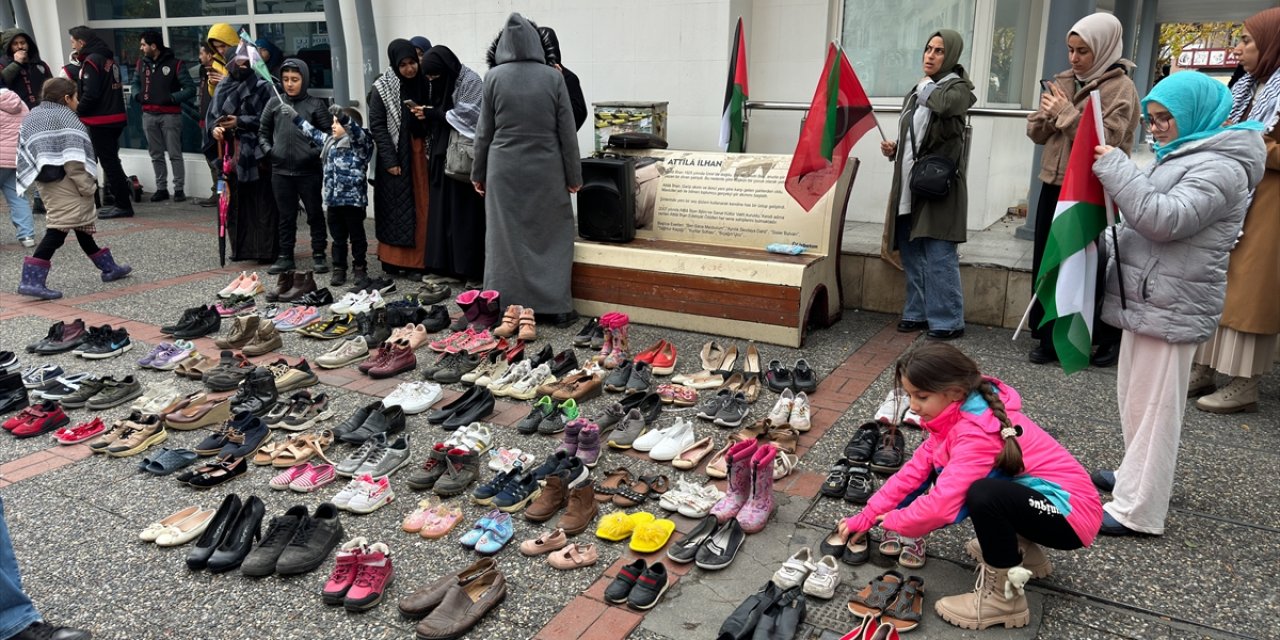 İzmir'de İsrail'in saldırılarında ölen Filistinlileri temsilen ayakkabı bırakıldı