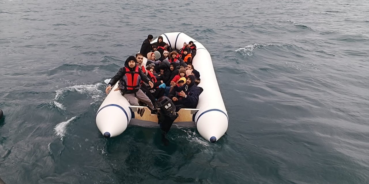 Çanakkale açıklarında 28 düzensiz göçmen kurtarıldı, 33 göçmen yakalandı