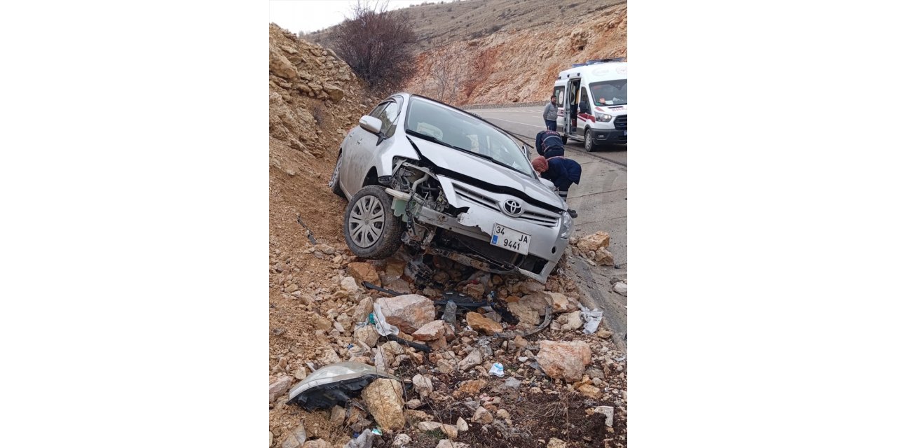 Malatya'da yol kenarına savrulan otomobildeki 3 kişi yaralandı