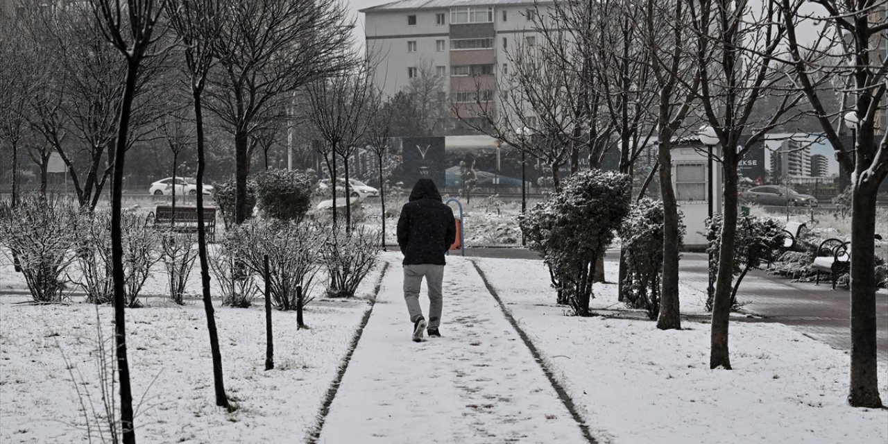 Başkentte kar yağışı kısa süre etkili oldu