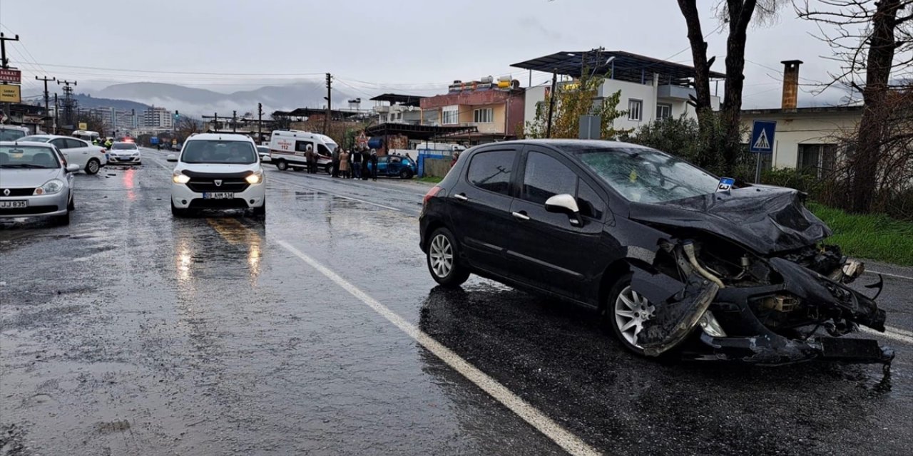 Aydın'da 3 kişinin yaralandığı trafik kazası güvenlik kamerasında