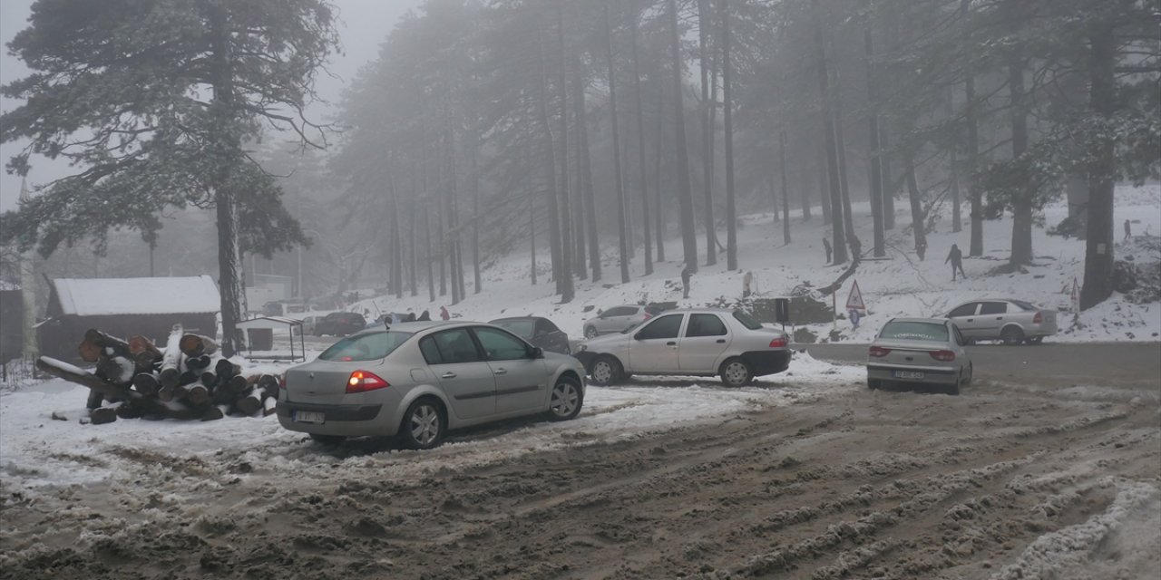 Hafta sonunu fırsat bilen vatandaşlar yoğun kar yağan Kazdağları'na akın etti