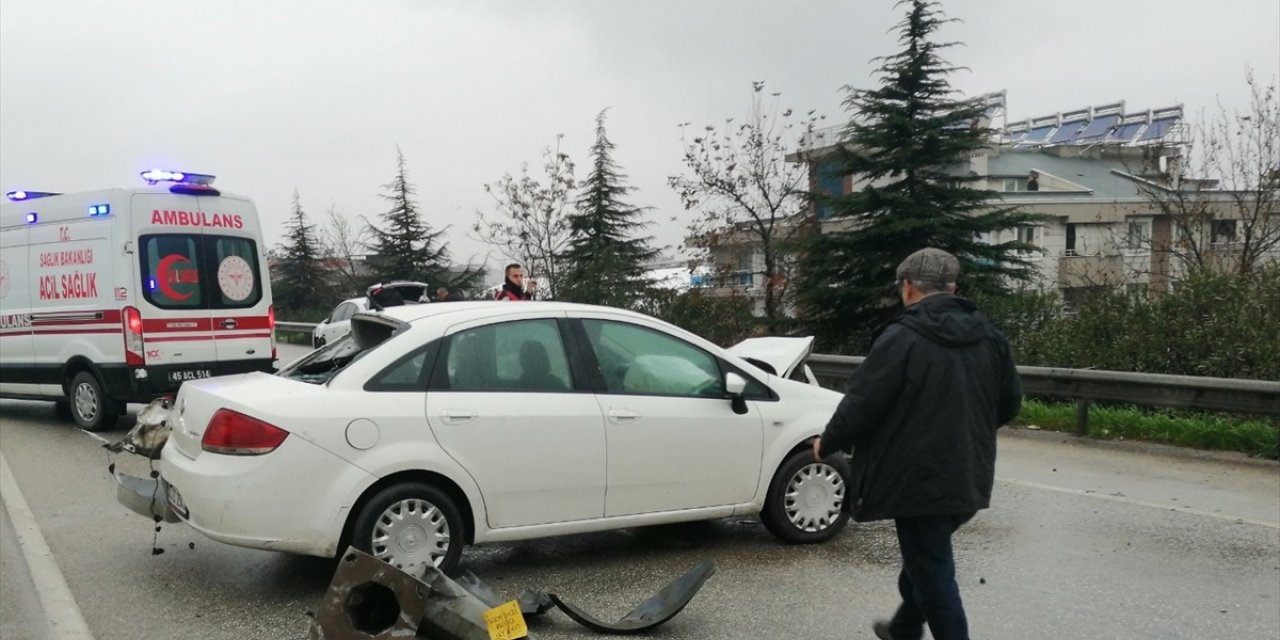 Manisa'da karşı şeride geçen kamyonetin otomobillere çarpması sonucu 5 kişi yaralandı